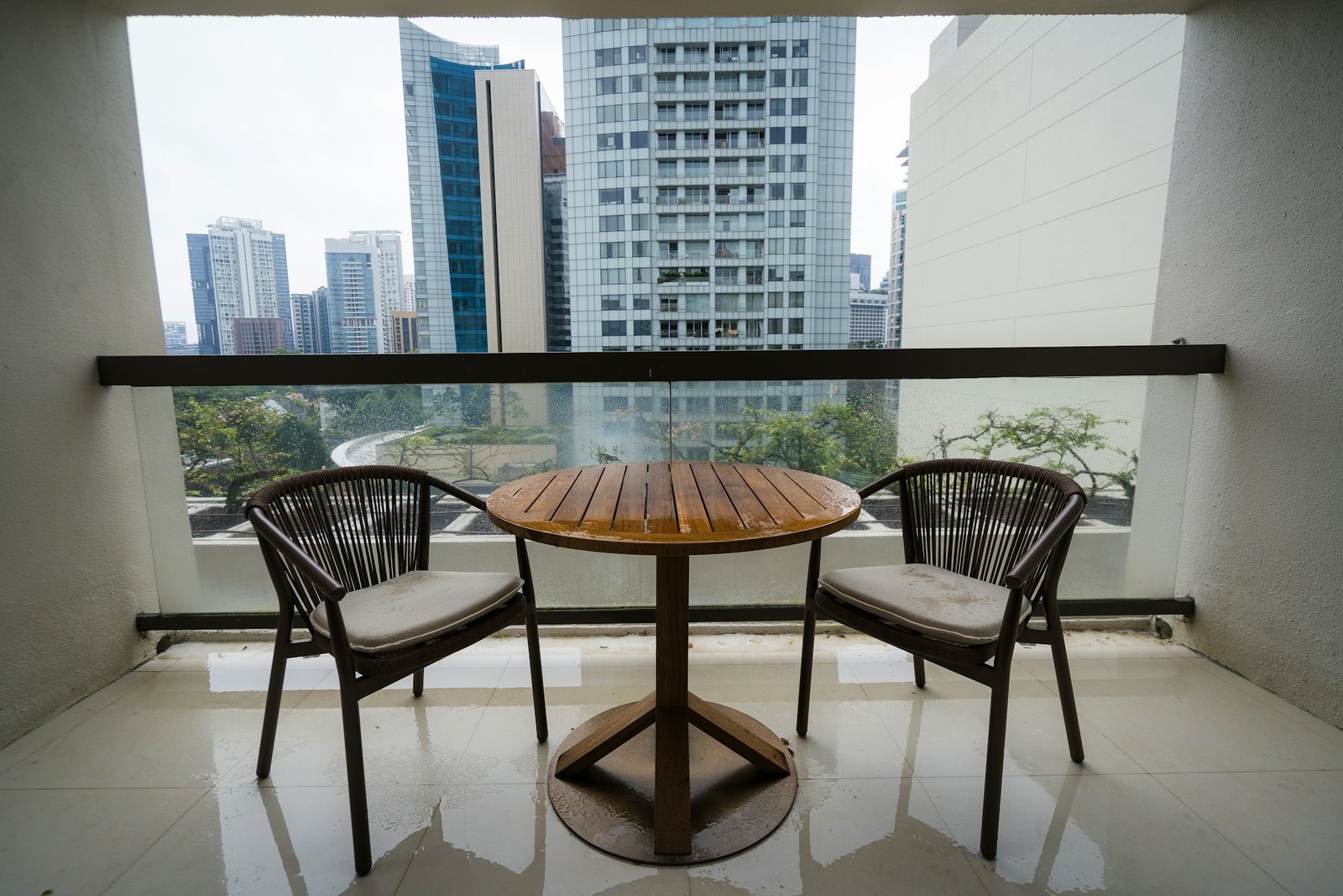 Riss in einer Fliesenfuge auf einem Balkon