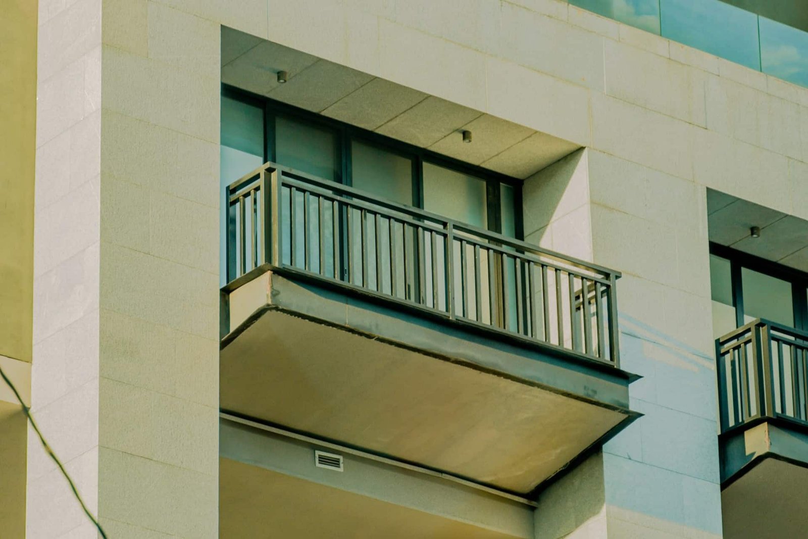 Wasser läuft auf einem Balkon mit sichtbarem Gefälle