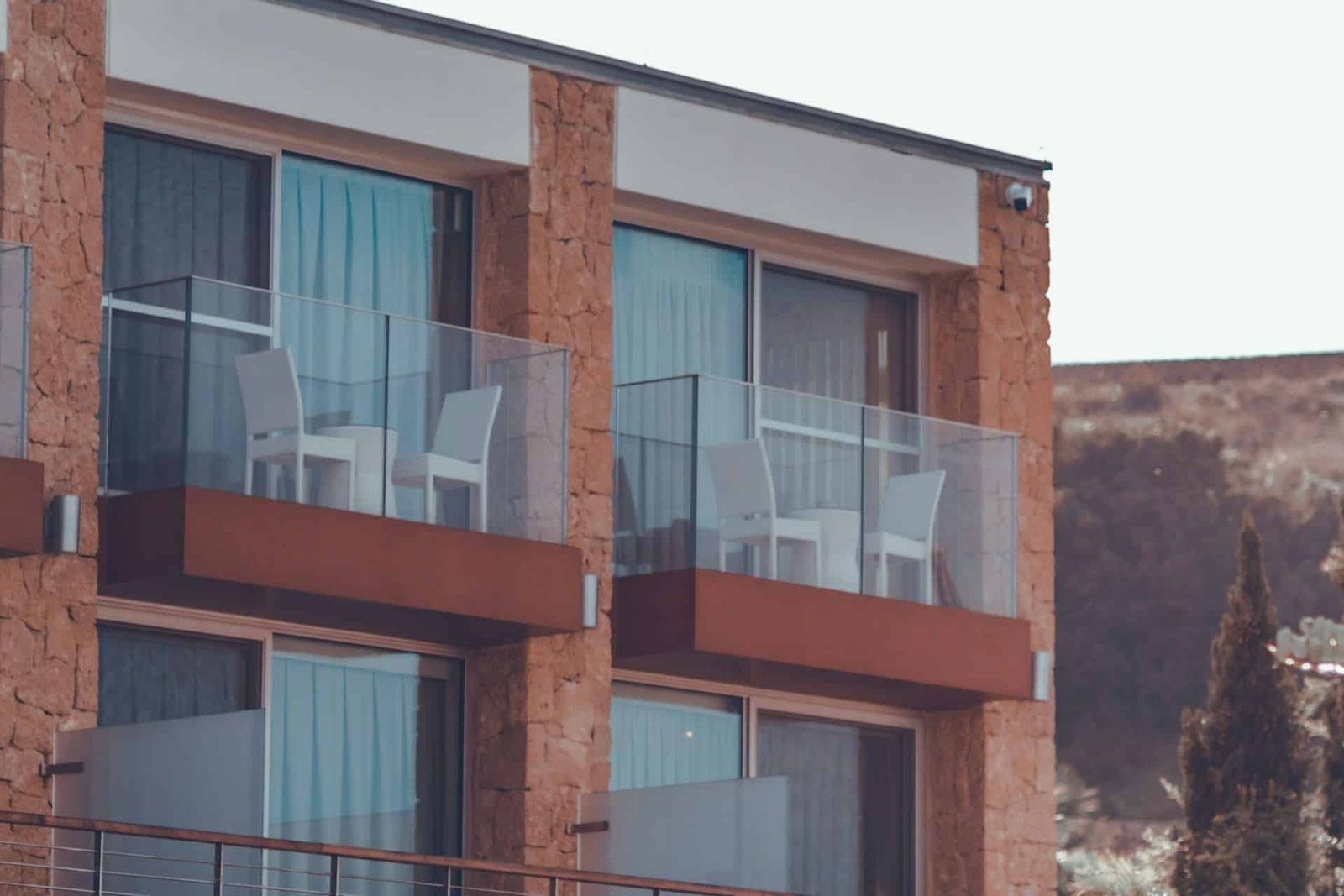 Balkon eines Mehrfamilienhauses mit sichtbaren Feuchtespuren