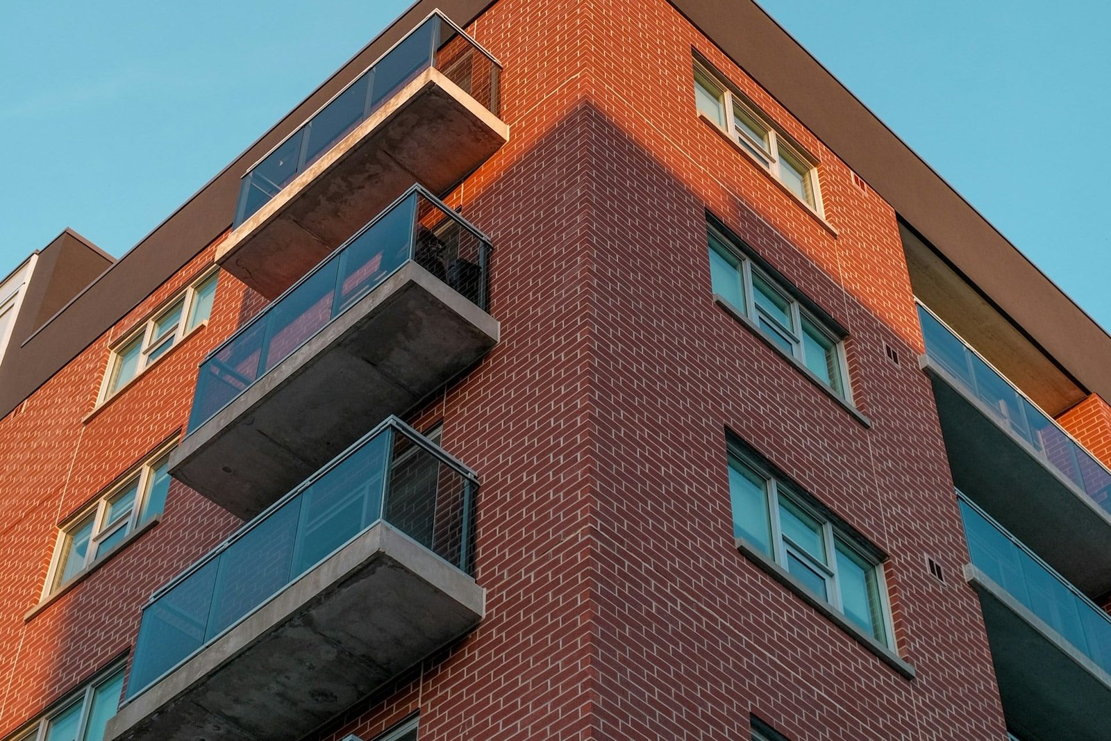 Dauerhafte feuchte Stelle an der Unterseite eines Balkons