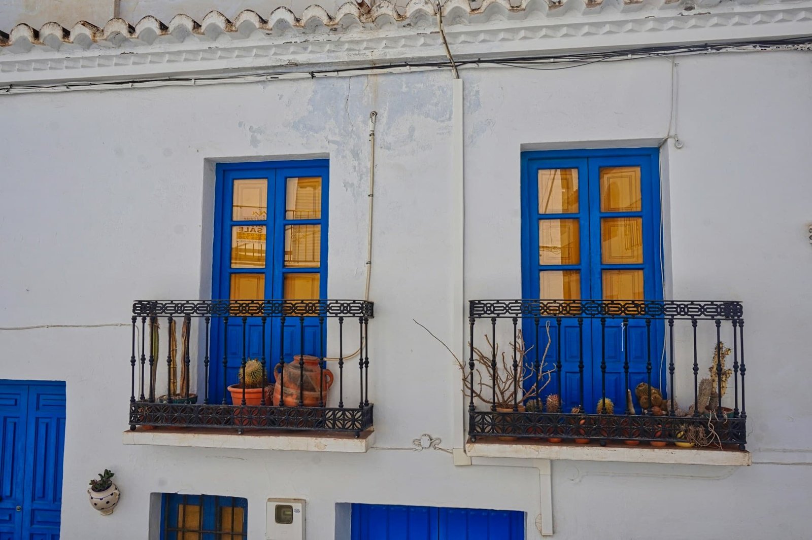 Wassertropfen fallen von einem Balkon auf eine darunterliegende Terrasse