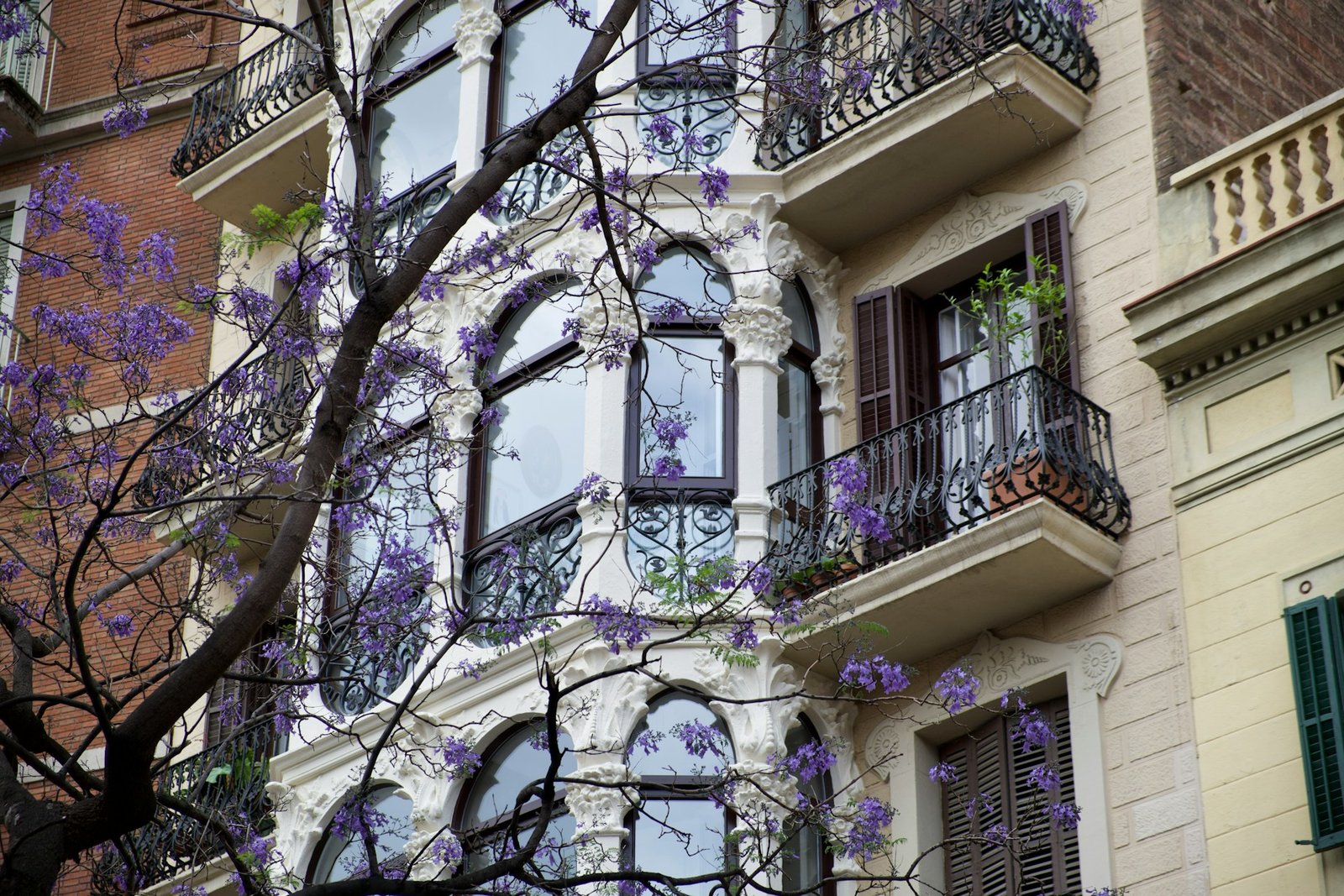 Wassertropfen fallen von einem Balkon auf eine darunterliegende Terrasse