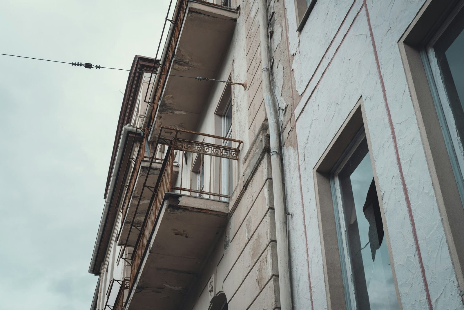 Dunkle feuchte Stellen an der Unterseite eines Balkons