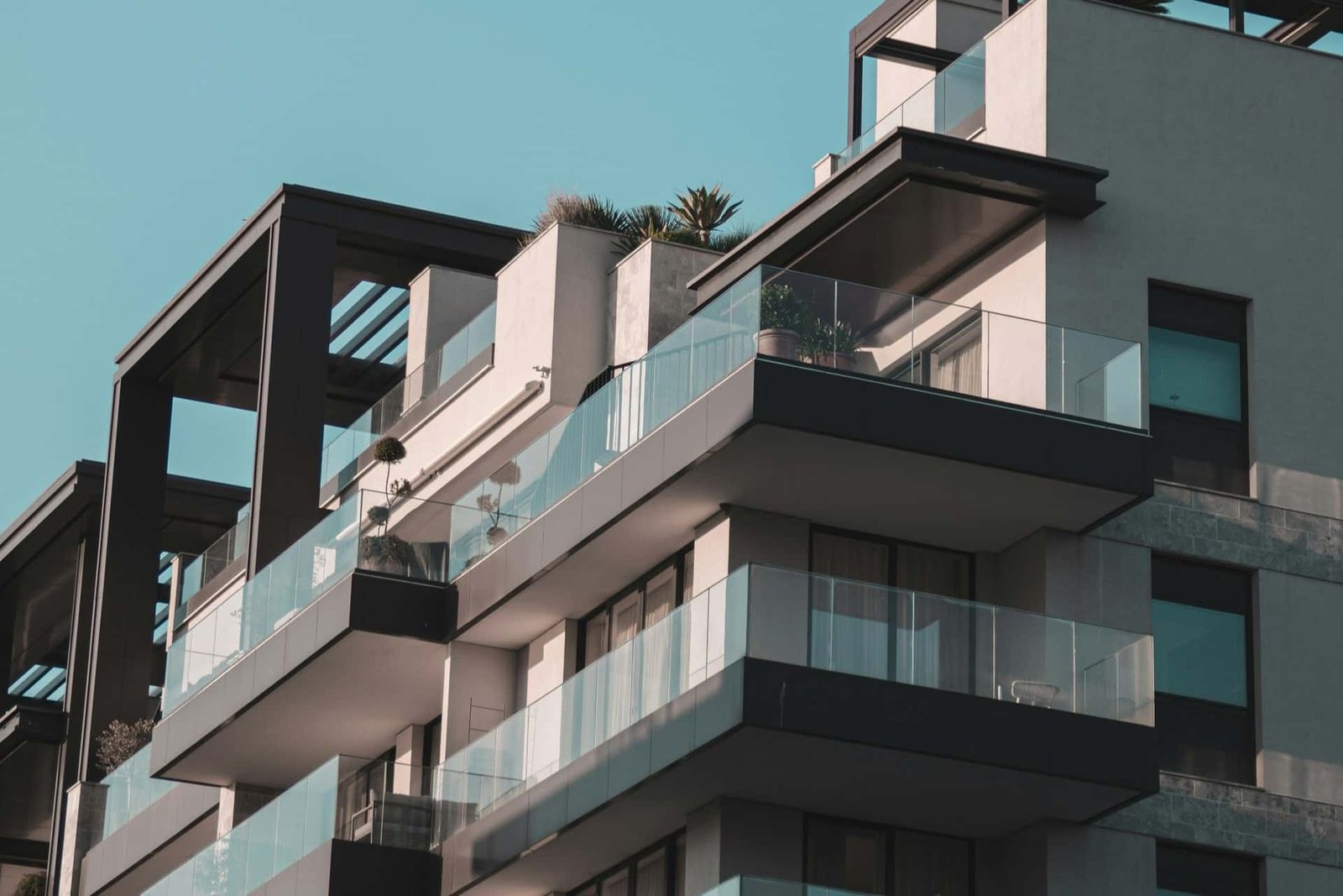 Übergang zwischen Balkonfliesen und Hauswand mit sichtbarer Fuge