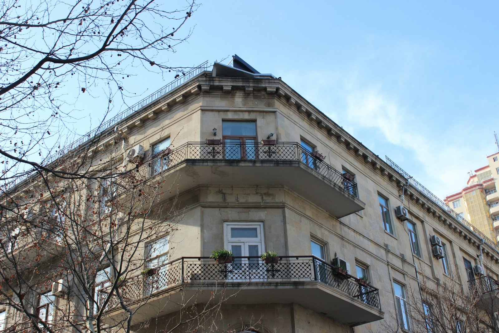 Feuchte Stelle an einer Balkondecke mit sichtbarer Verfärbung