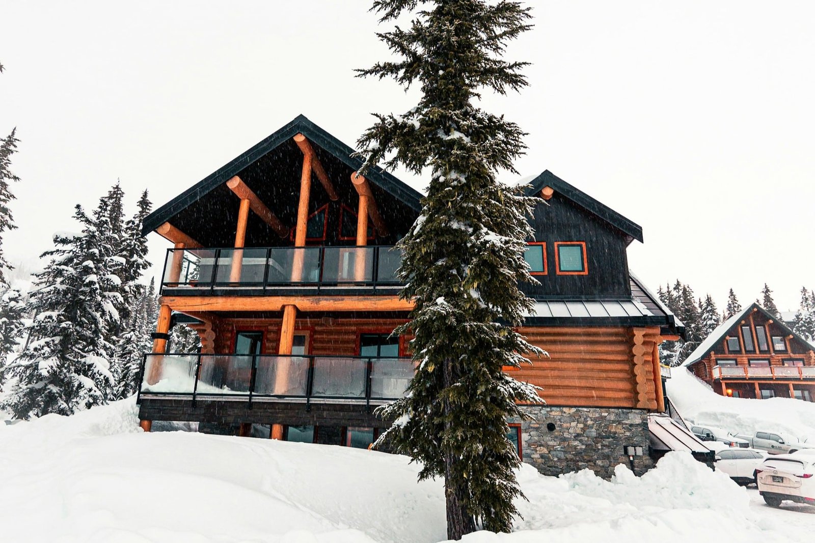 Feuchte Stellen an der Unterseite eines Balkons im Winter