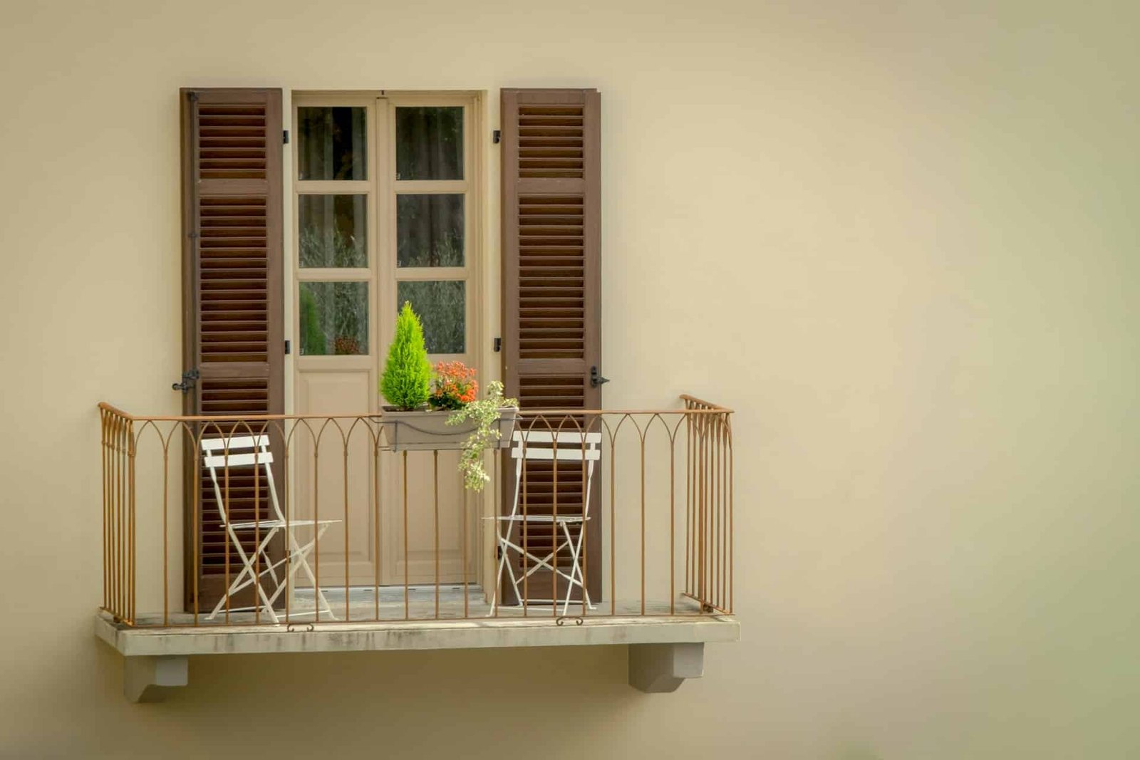 Wassertropfen fallen von einem oberen Balkon auf den Bereich darunter