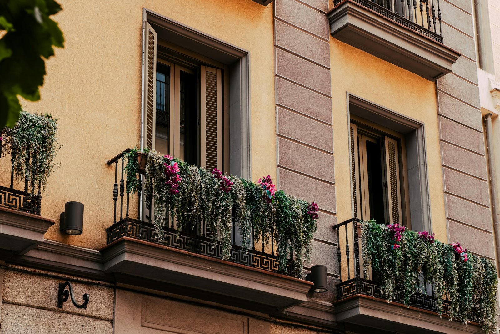 Regenwasser läuft über die Vorderkante eines Balkons