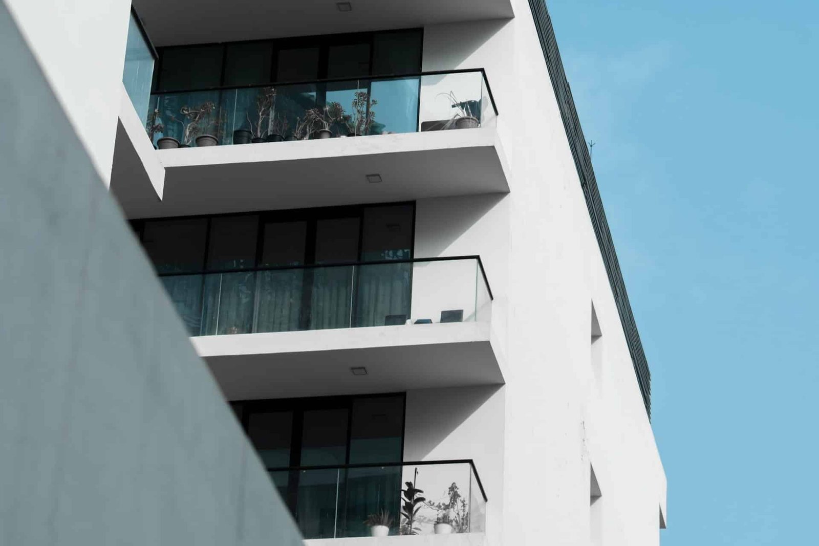 Wasserfilm an der Unterseite einer Balkonplatte