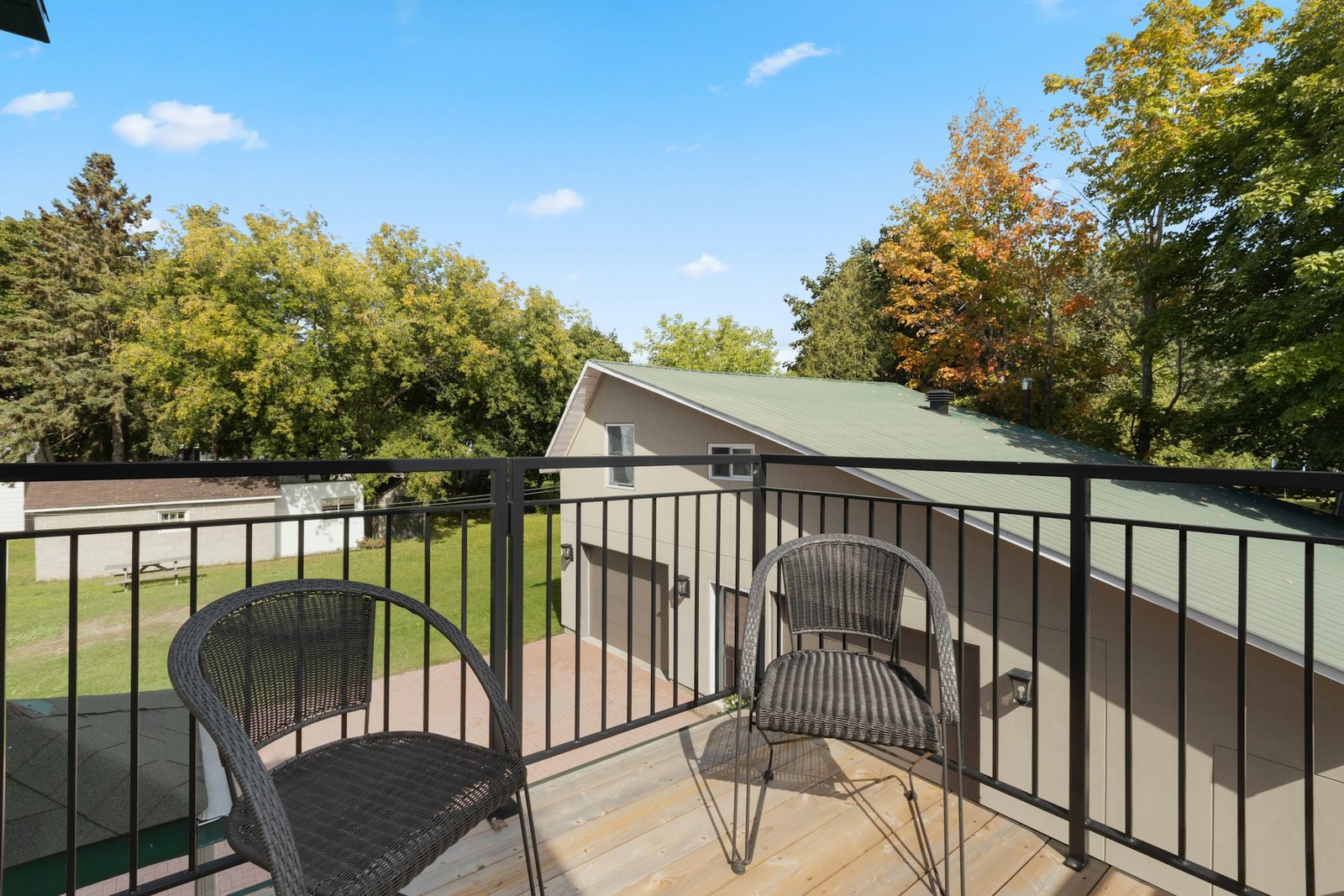 Wassertropfen an einer Stelle unter Balkon