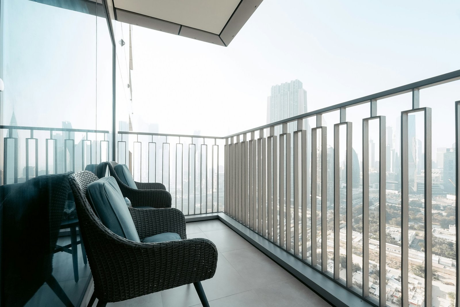 Wasser tropft vom Balkon auf Terrasse