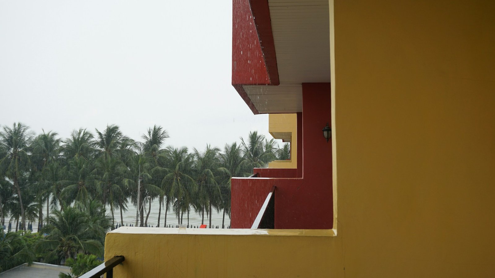 Balkon mit Wasserfluss bei Regen
