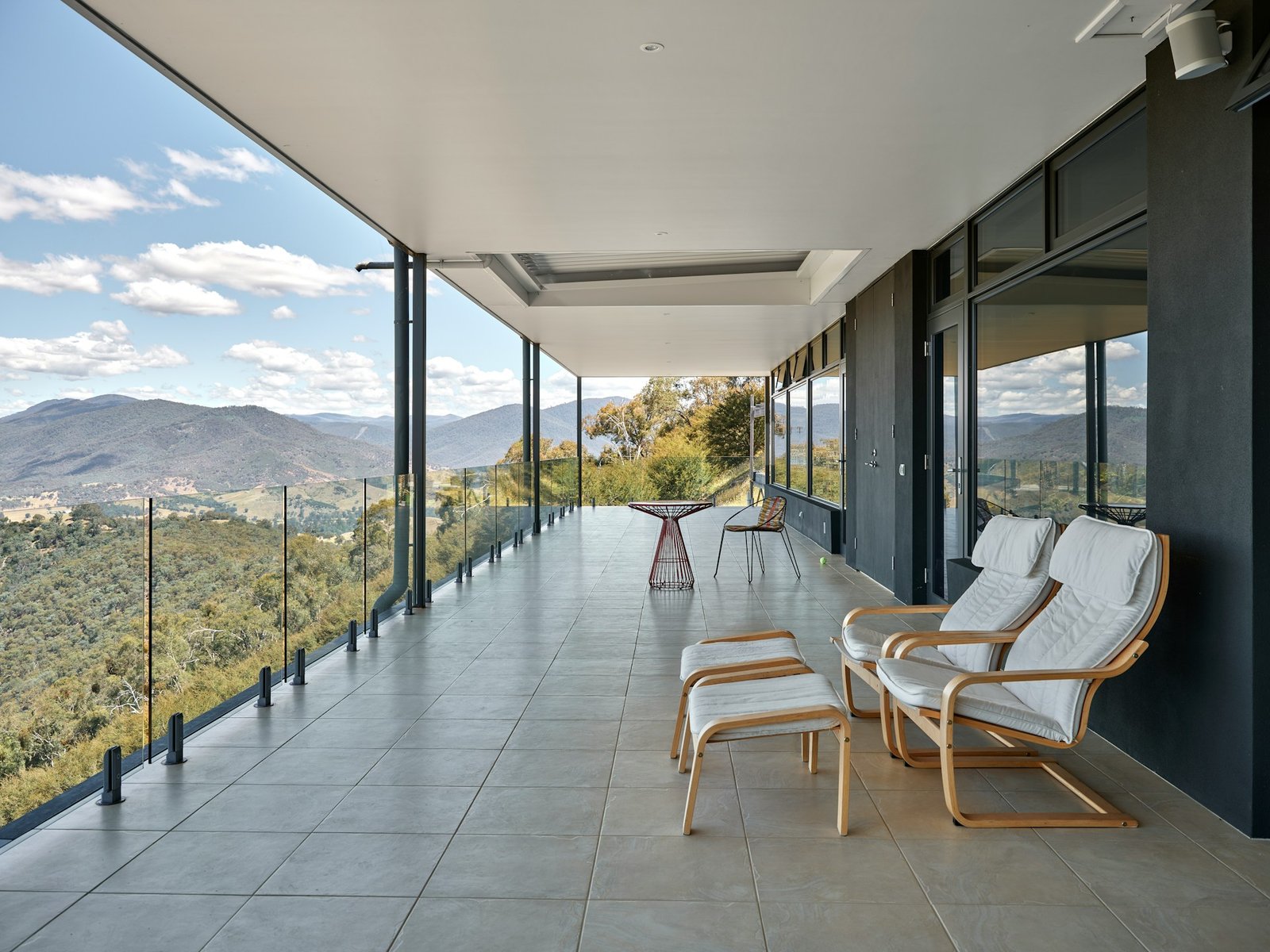 Wassertropfen an Balkonunterseite