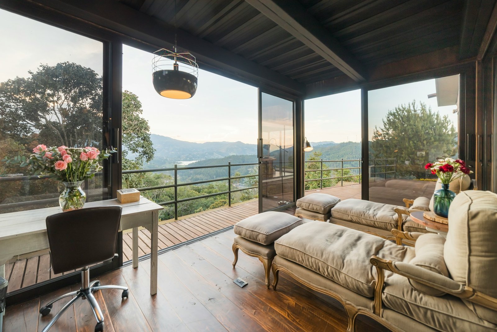 Feuchte Balkonunterseite mit Wassertröpfchen