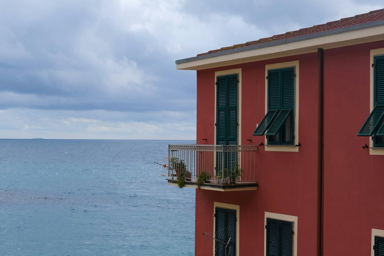 Wasser läuft über Balkonrand