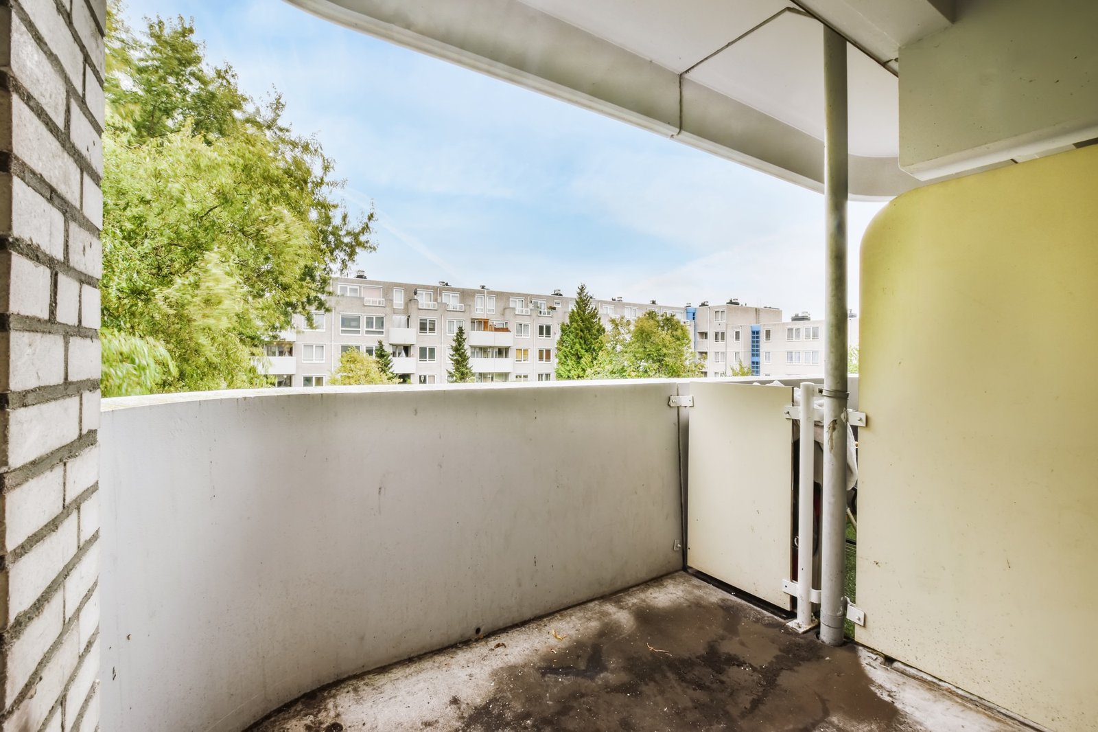 Wasser tropft von einem Balkon nach unten