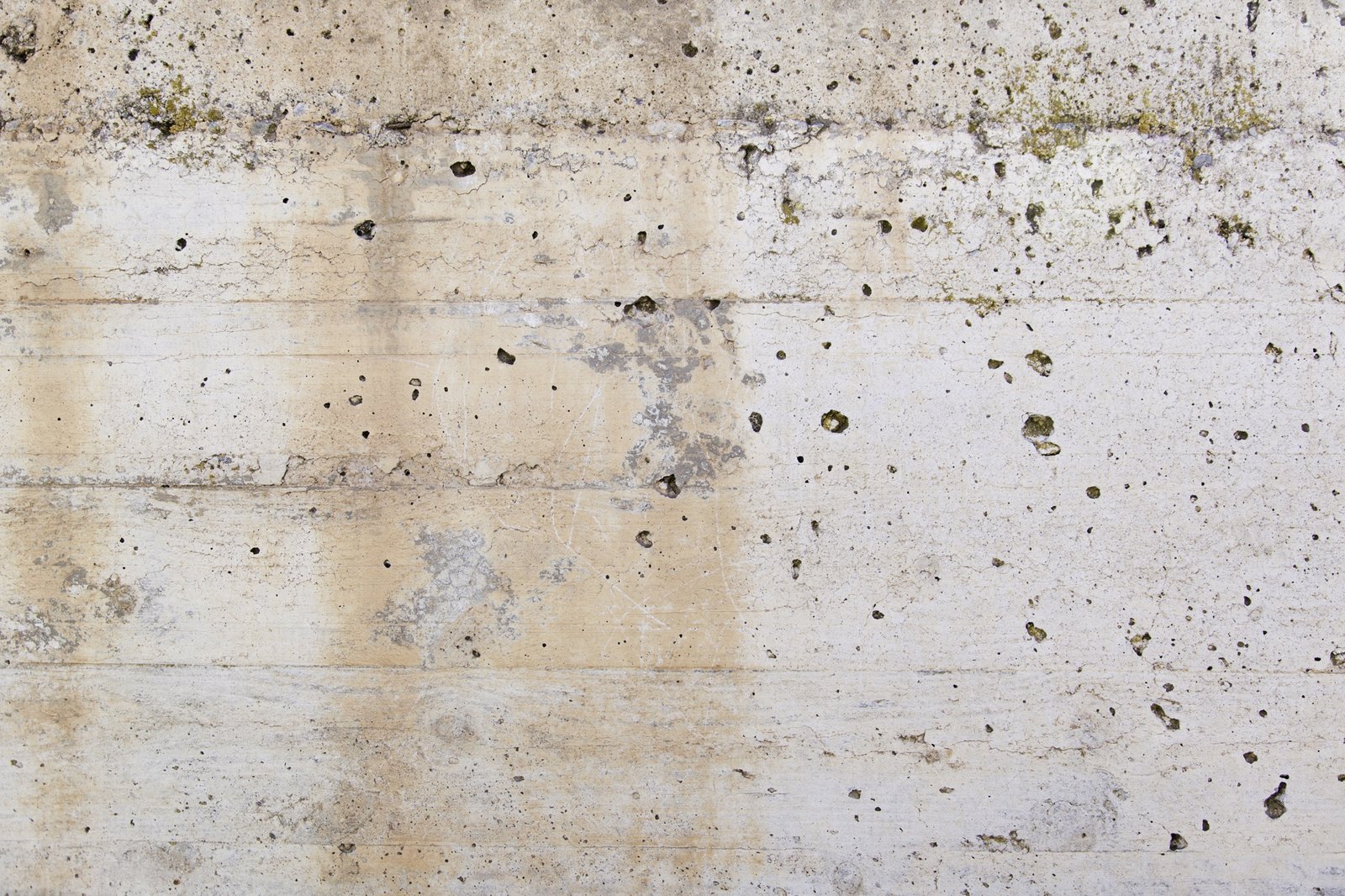 Dunkle Verfärbungen an der Betonunterseite eines Balkons